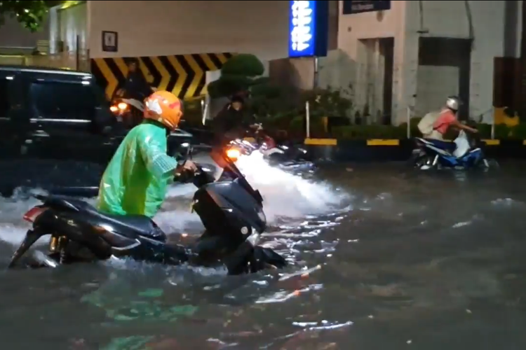 Mogok Karena Banjir