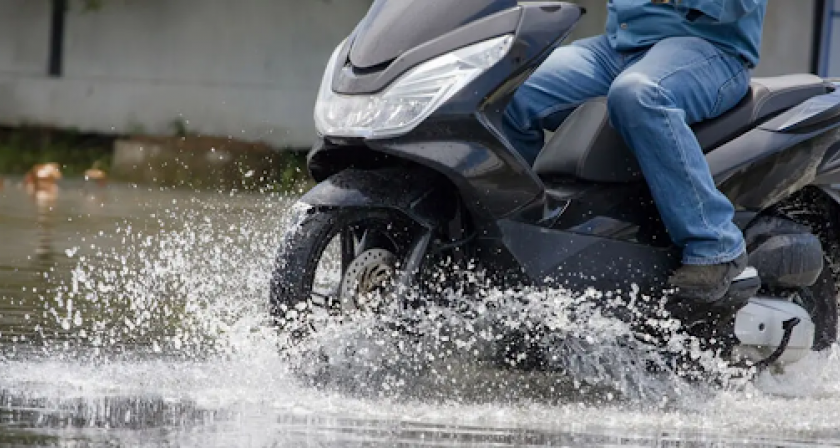 Trik Melewati Banjir dengan Sepeda Motor Tanpa Mati Mesin