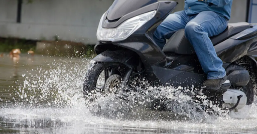 Trik Melewati Banjir dengan Sepeda Motor Tanpa Mati Mesin